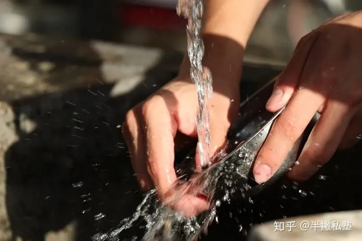 月薪3K,月入3W | 这届干新媒体的，搞副业到底有多野？